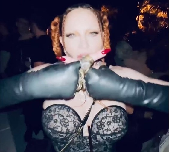 64 годишната Мадона присъства на изложба на панаира за съвременно изкуство